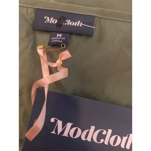 NWT ModCloth, women's green button front with tied back square neck blouse sz M - Picture 7 of 8